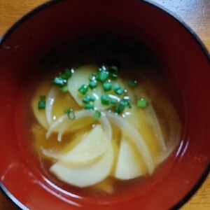 甘くてほっこり♪じゃがいもと玉ねぎの味噌汁